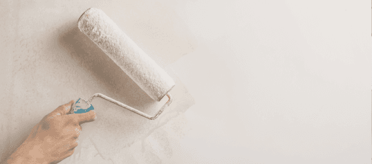 Покраска стены валиком